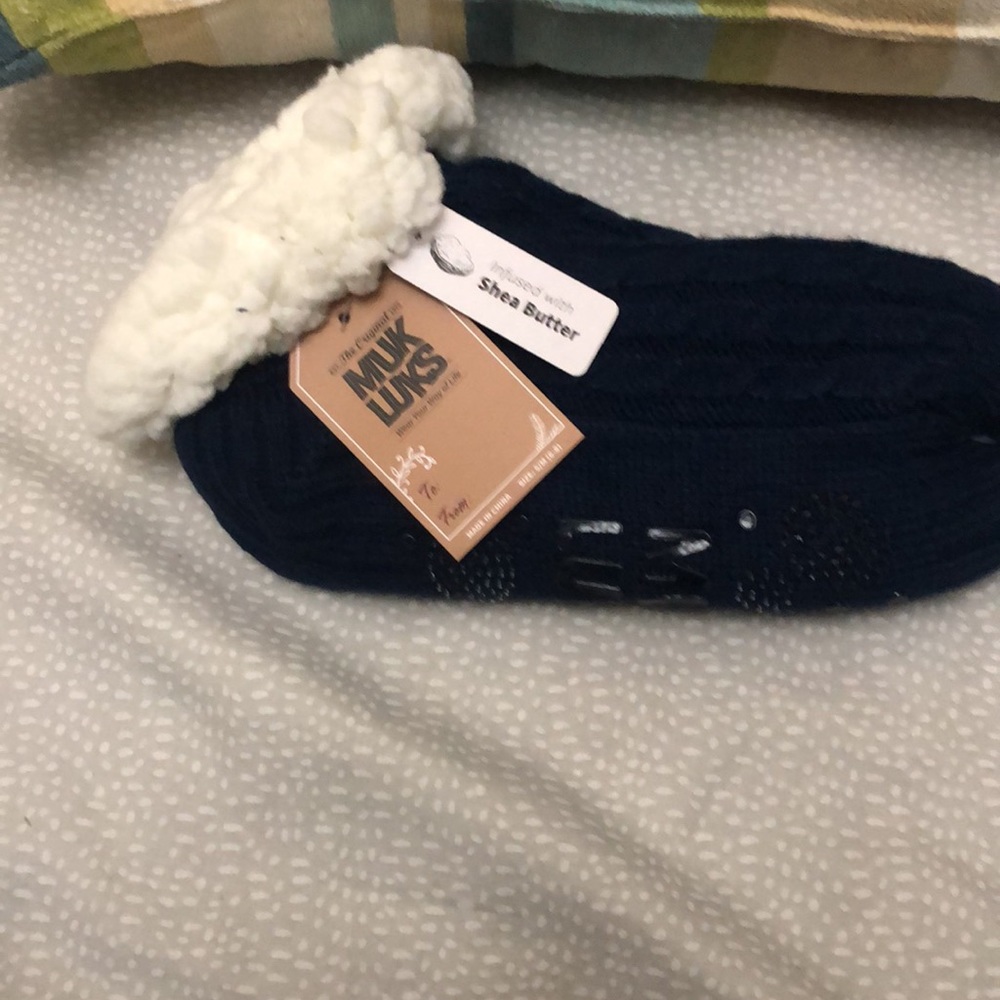 NEW MUK LUKS WOMENS SLIPPER SIZE S/M (6–8) colors black-- navy blue - Picture 3 of 10